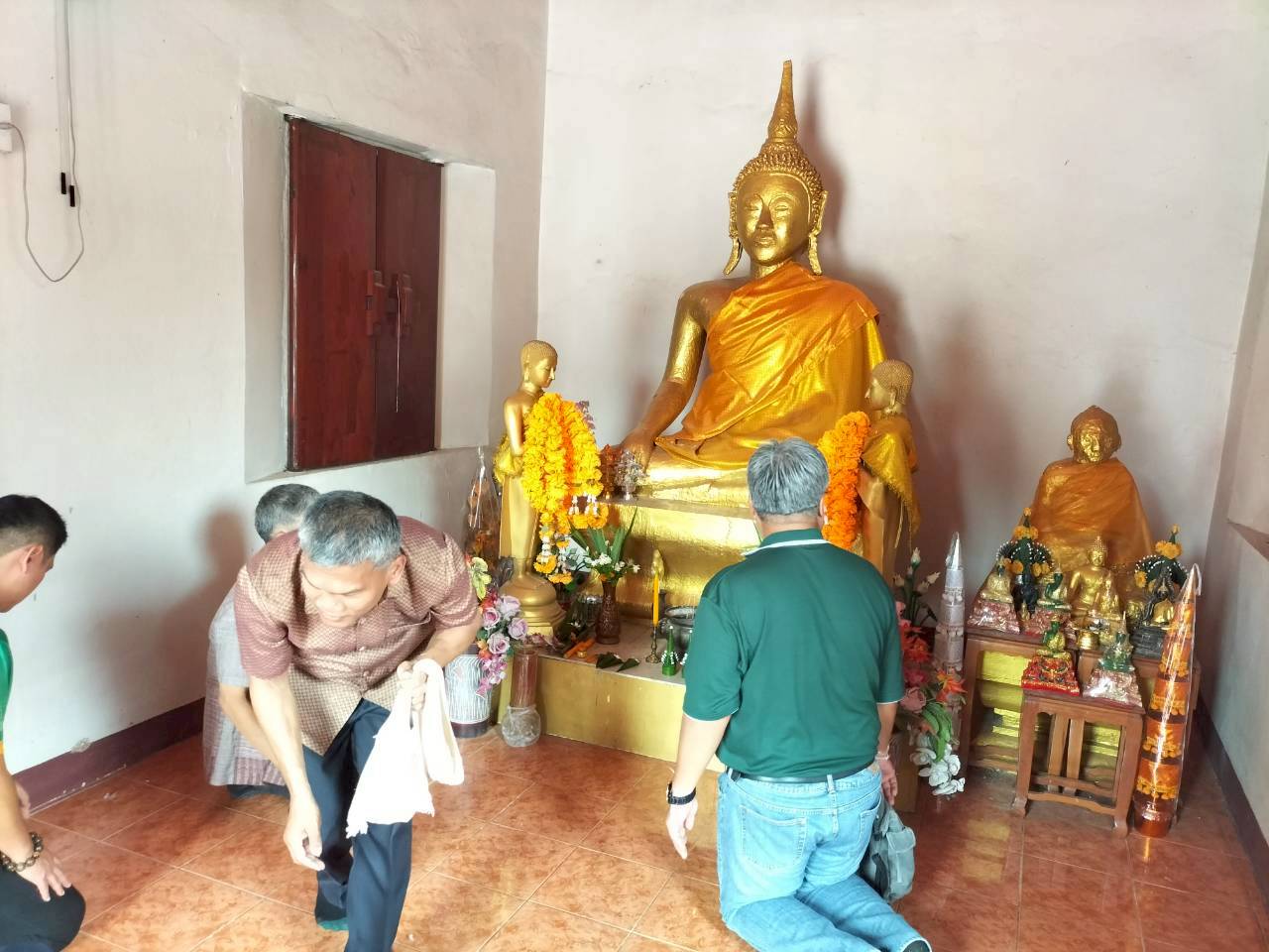 กราบบูชาหลวงปูอินทร์ และศาลาไม้โบราณ 100 ปี และสถูปโบราณ