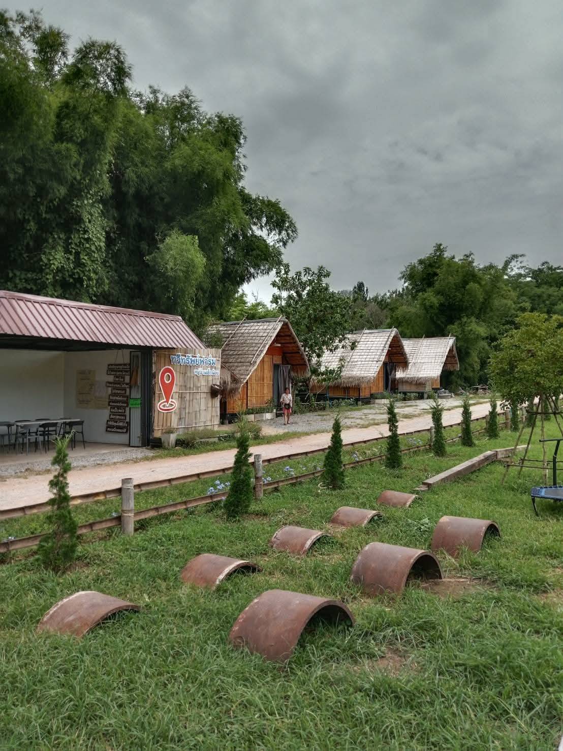 ที่พักแบบบ้านพัก หรือกางเต็นท์แบบแคมปิ้ง