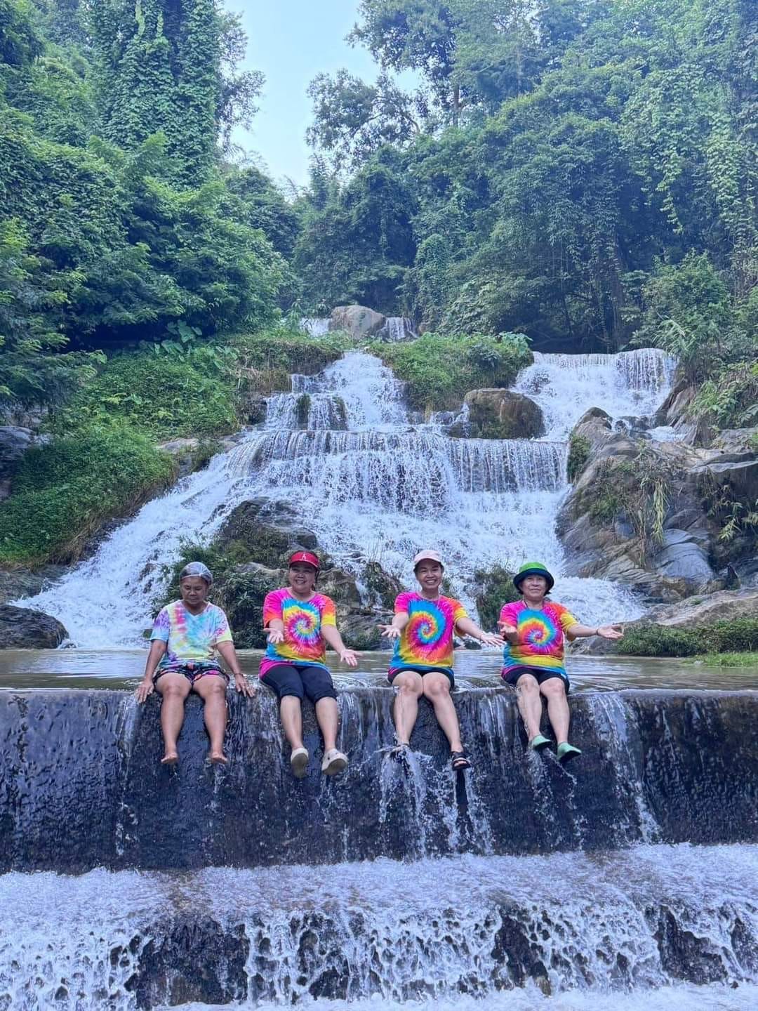 กิจกรรมพักผ่อนและถ่ายภาพภายในสวนท่ามกลางบรรยากาศธรรมชาติ (น้ำตกแม่พูล)