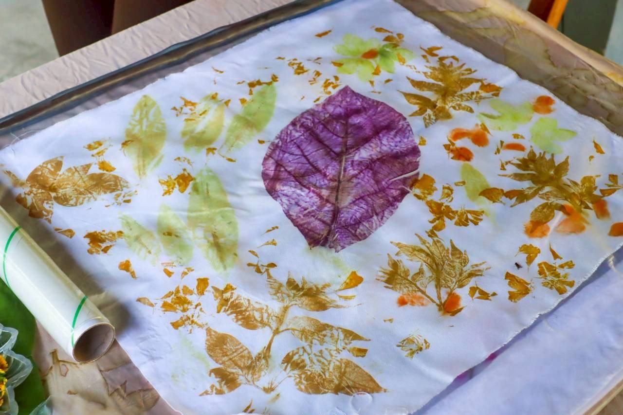 กิจกรรมผ้าพิมพ์สีธรรมชาติจากใบไม้ (Eco Print)