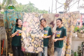 การพิมพ์ลายผ้าจากใบไม้ธรรมชาติ (Eco Print) ในสวนในชุมชน