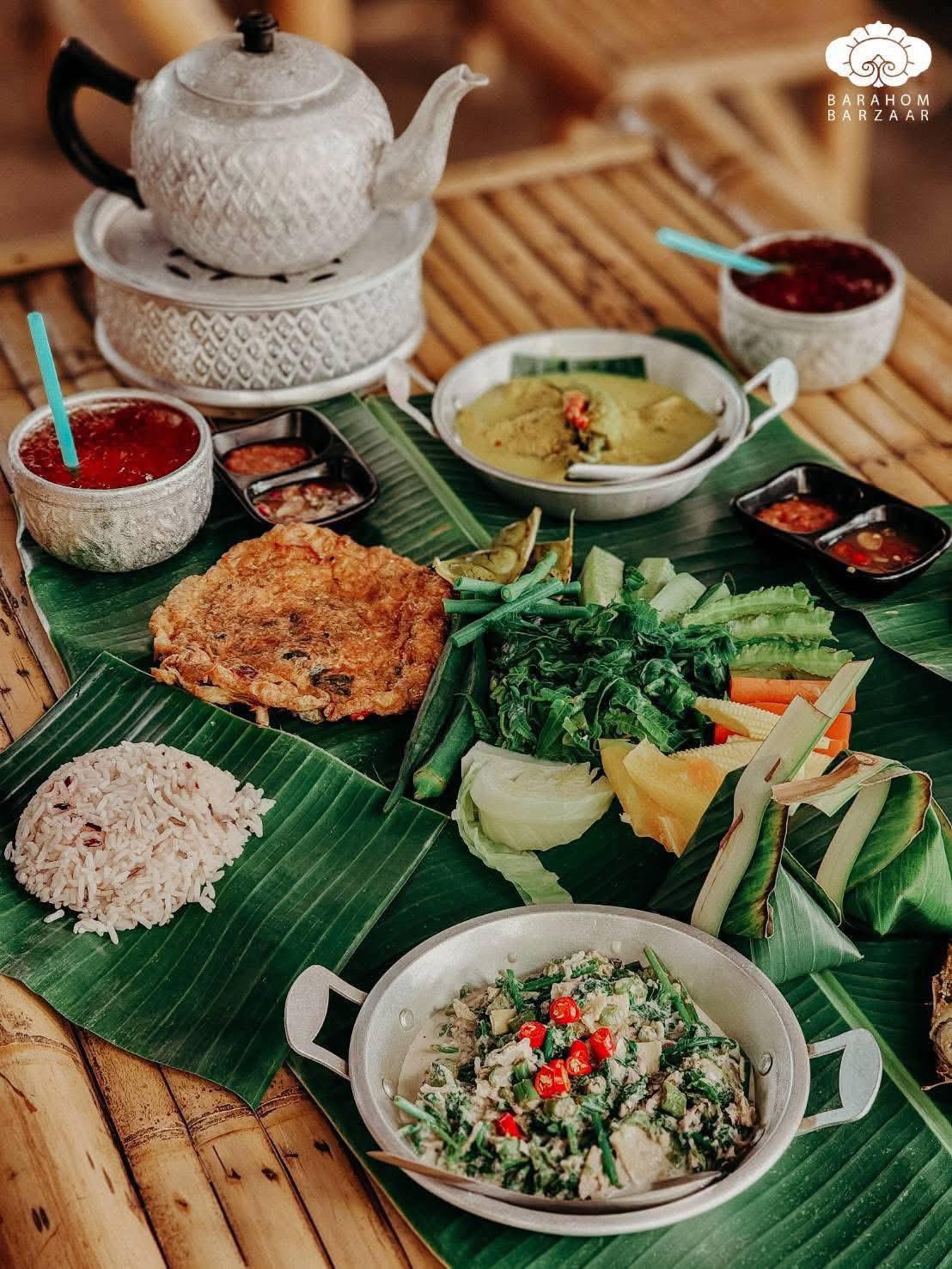 รับประทานอาหารพื้นถิ่น “นาซิอิแดกำปง”
