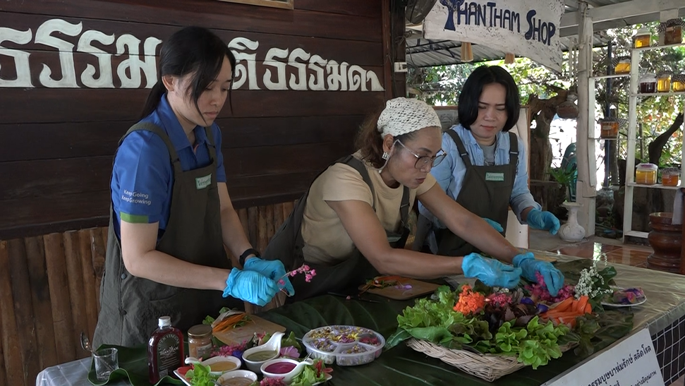 ฐานกิจกรรมสลัดโรล ห่มรักษ์