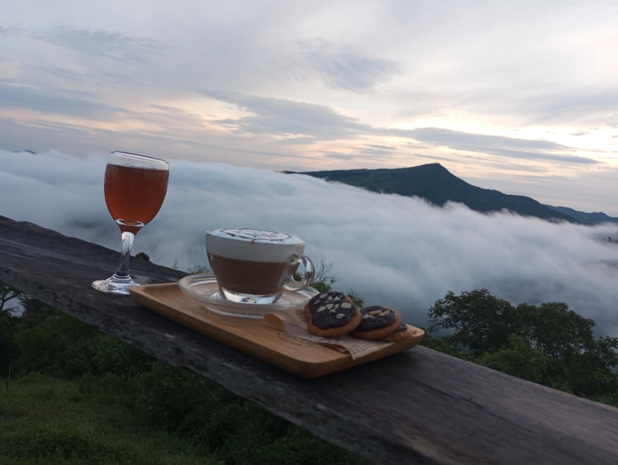 จิบกาแฟห้อยขา