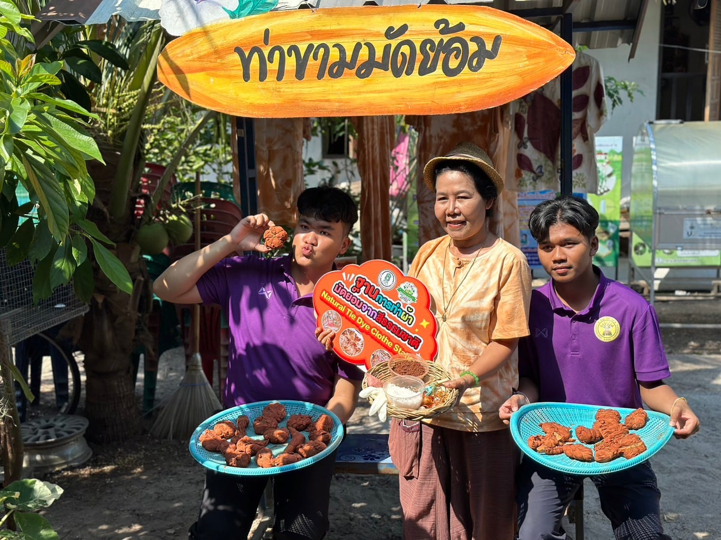 กิจกรรมการฐานเรียนรู้ “พลิกดินสู่ดาว ผ้ามัดย้อมธรรมชาติ” จากดินแดงโบราณตำบลควนทองและผ้าพิมพ์ลายธรรมชาติ Eco printing จากพืชพื้นถิ่น