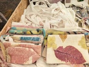 การพิมพ์ลายผ้าจากใบไม้ธรรมชาติ (Eco Print) ในสวนในชุมชน
