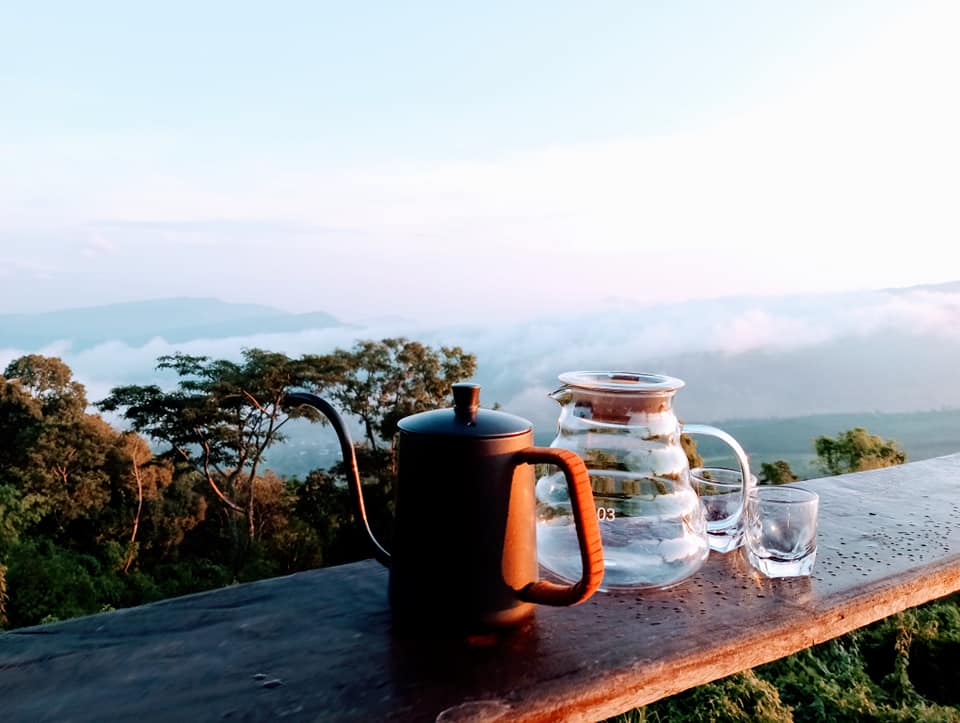 จิบกาแฟห้อยขา