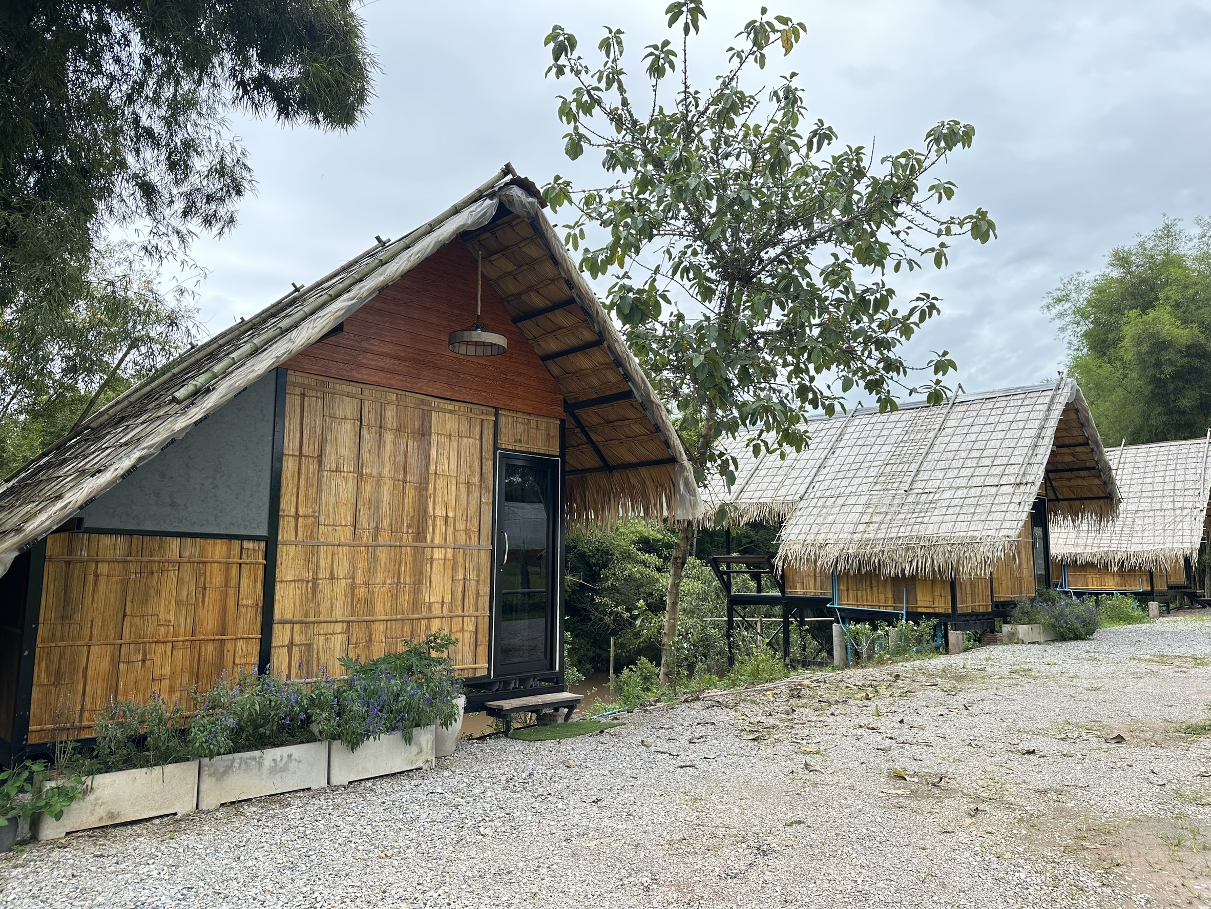 ที่พักแบบบ้านพัก หรือกางเต็นท์แบบแคมปิ้ง