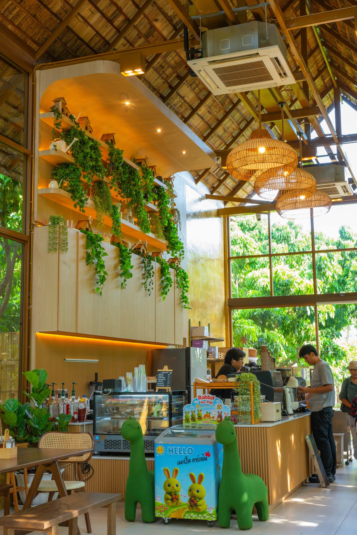คาเฟ่และร้านอาหารกลางสวน