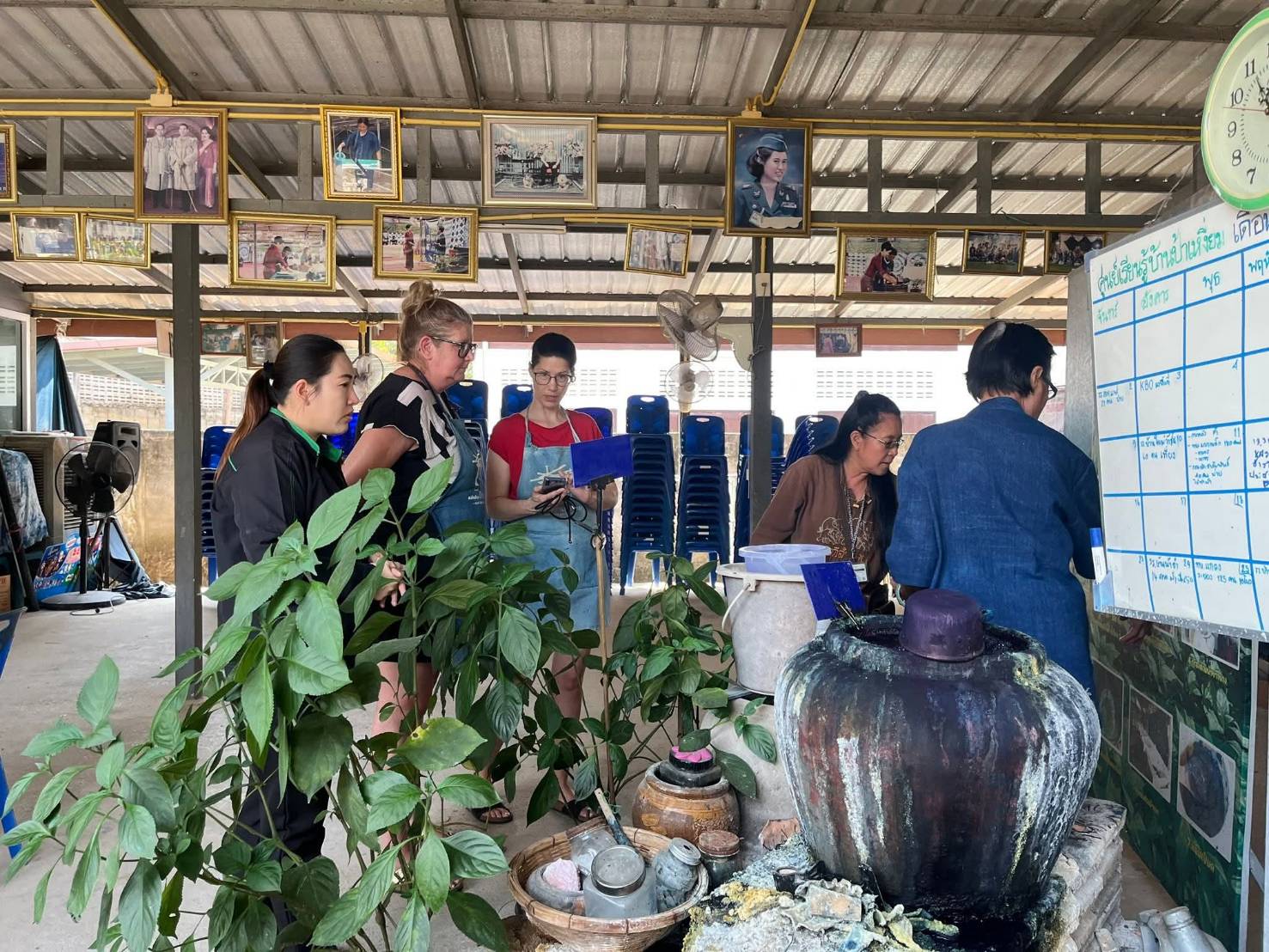 ฐาน 1 : การเรียนรู้ ต้นห้อม วัสดุธรรมชาติที่ใช้ในการย้อมฮ้อม