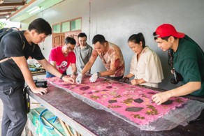 การพิมพ์ลายผ้าจากใบไม้ธรรมชาติ (Eco Print) ในสวนในชุมชน