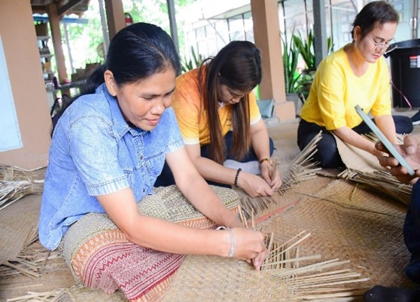 ฐานเรียนรู้ภูมิปัญญา การสานกระจูด