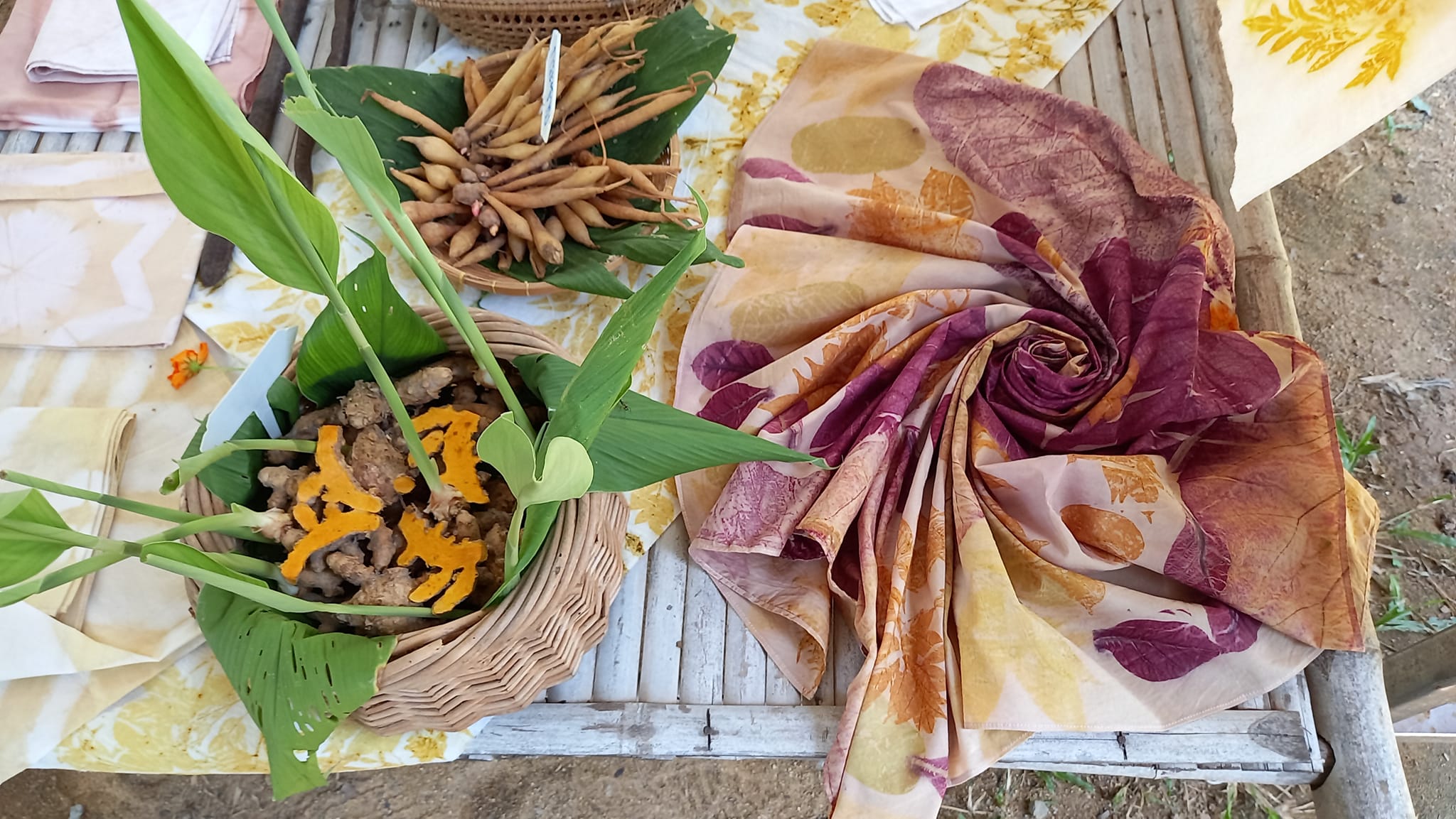 กิจกรรมเรียนรู้ในเรื่องของเกษตรผสมผสาน การเลี้ยงชันโรง การเลี้ยงไก่ไข่ การทำปุ๋ยอินทรีย์ การทำผ้า Eco Print การสานตะกร้าพลาสติก การทำพวงกุญแจรักษ์โลก