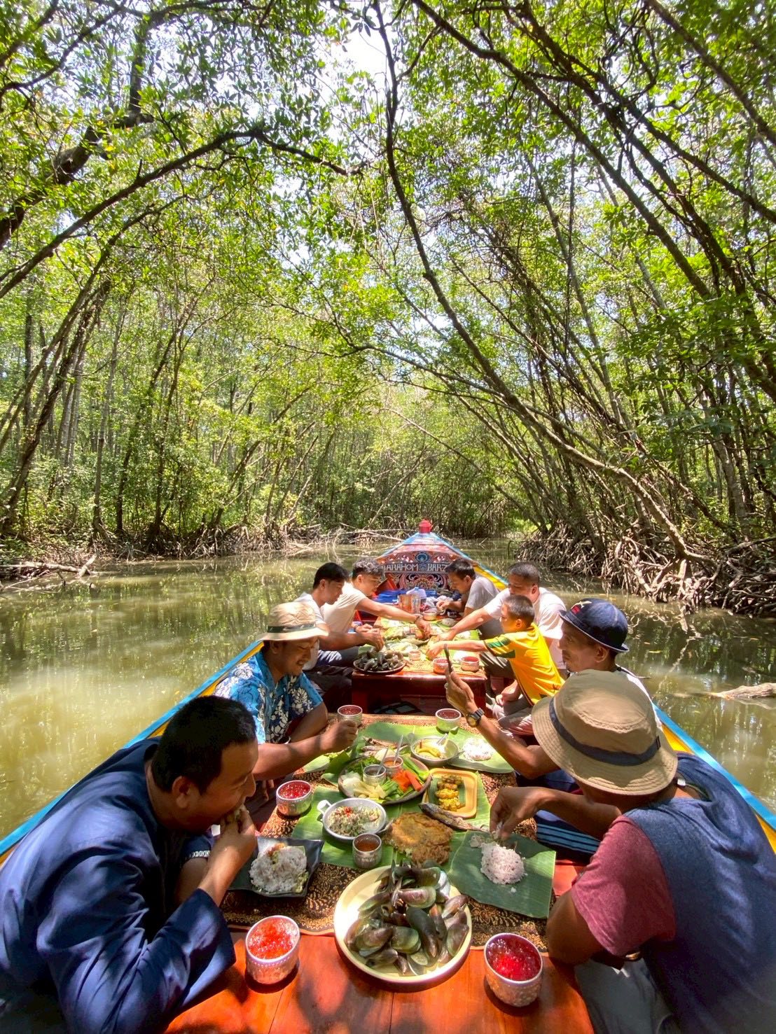 รับประทานอาหารพื้นถิ่น “นาซิอิแดกำปง”