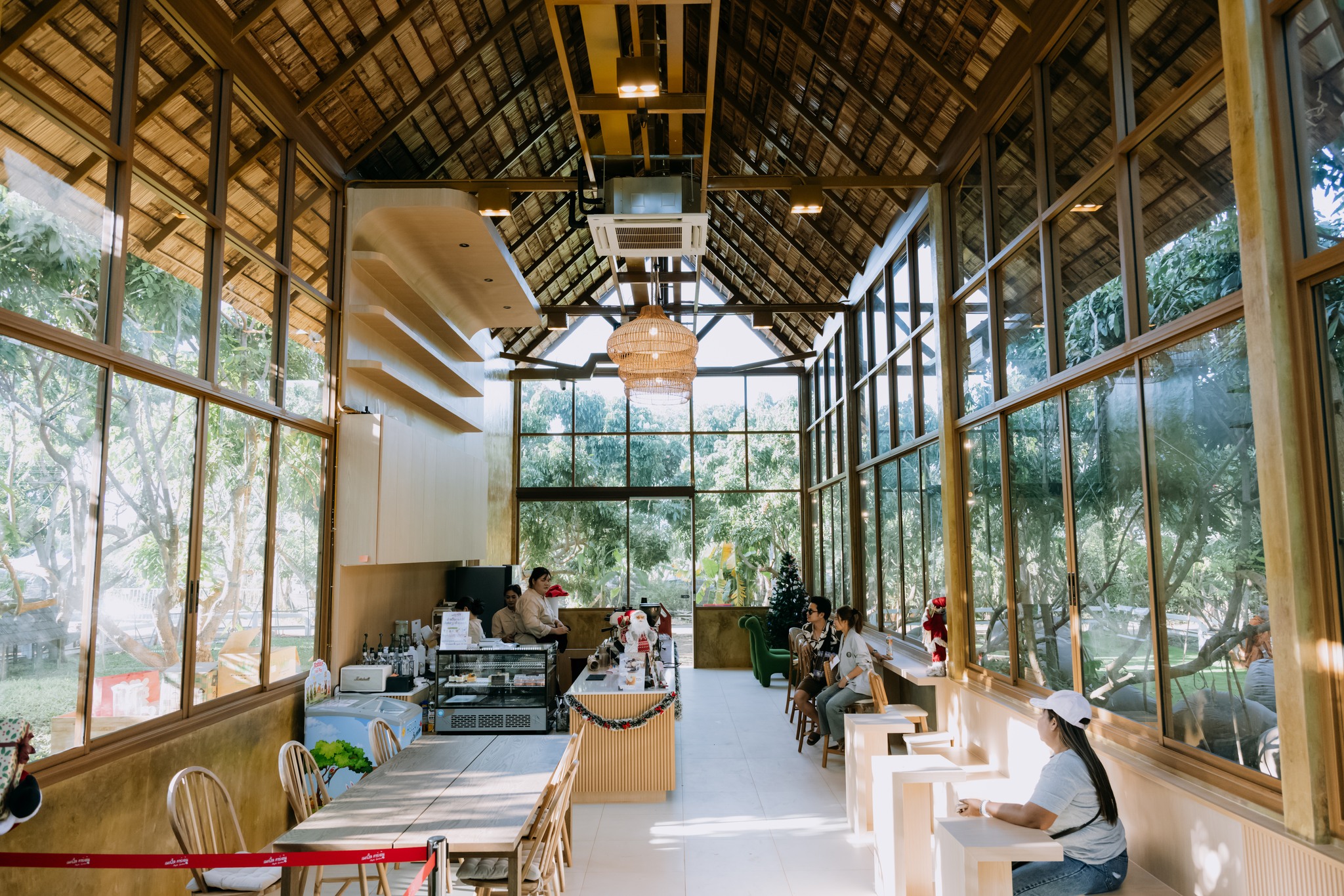 คาเฟ่และร้านอาหารกลางสวน