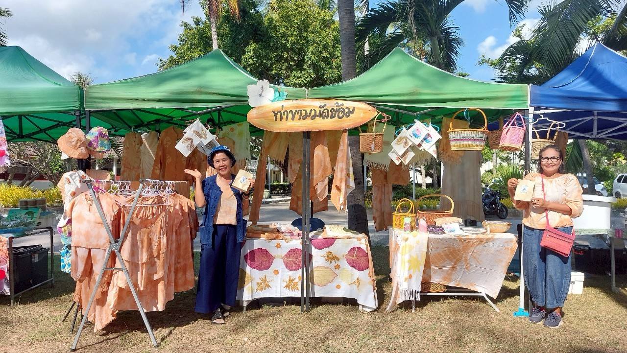 ผลิตภัณฑ์จากผ้ามัดย้อมดินแดง และ Eco prining