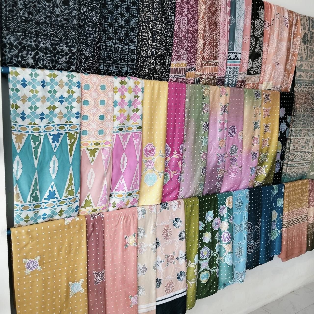ผ้าบาติกพิมพ์ลายสีธรรมชาติ