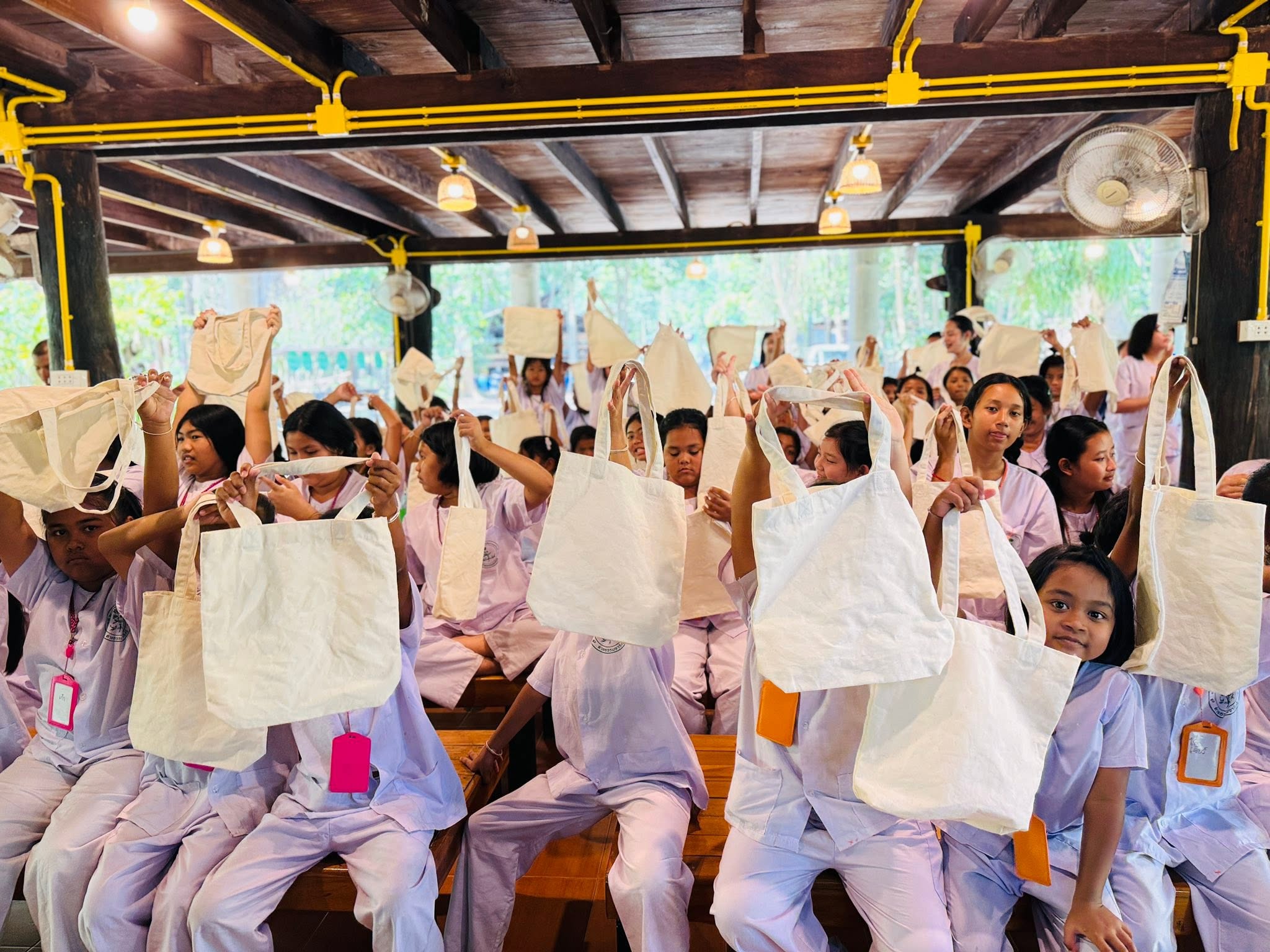 ภาพบรรยากาศ บ้านน้อยกลางป่าใหญ่ ลำดับที่ 4